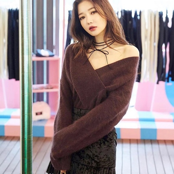 Fuzzy sweater vneck off shoulder mahogany brown long sleeve top eyelash - Picture 2 of 3